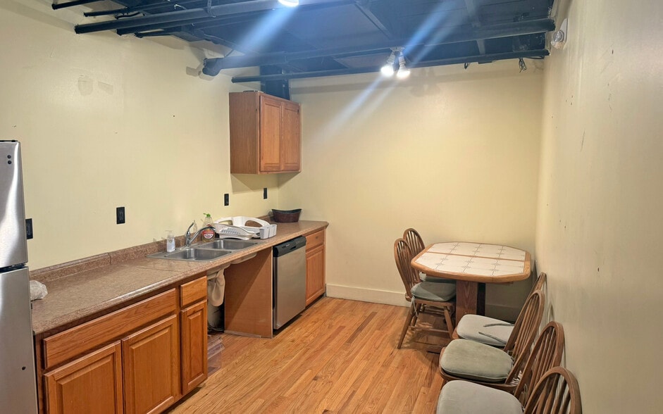 More Photos Of 308 S Main St, Royal Oak Storefront Retail Office For Lease