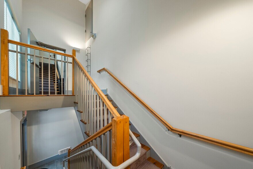 More Photos Of 3 Mapleton Rd, Princeton Office For Sale