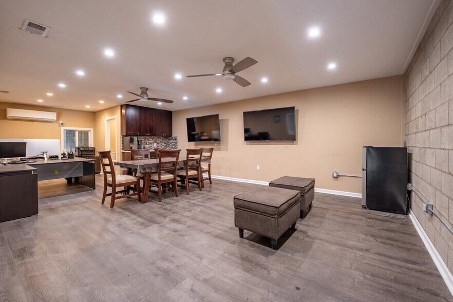 More Photos Of 39360 3rd St E, Palmdale Warehouse For Lease