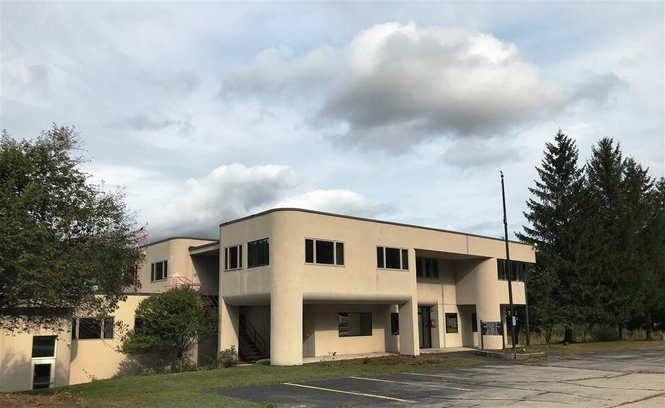 Primary Photo Of 40 Jericho Rd, Berlin Office For Sale