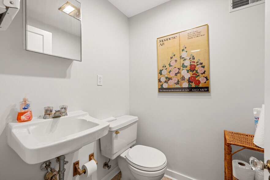 More Photos Of 520 E Maxwell St, Lexington Office For Sale