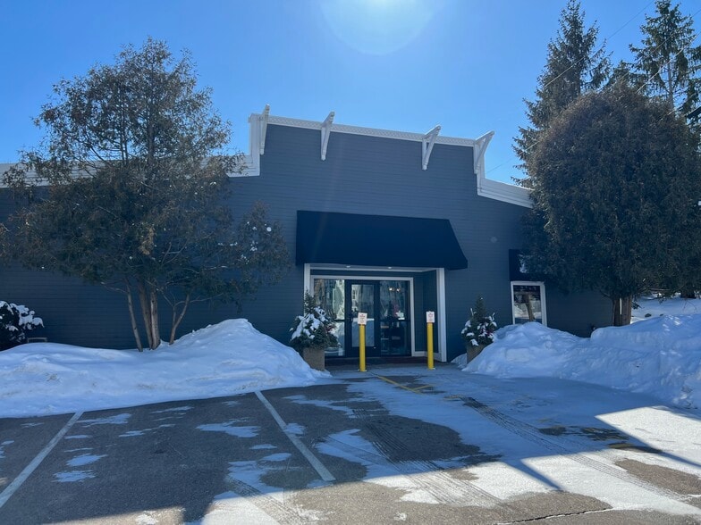 More Photos Of 310-340 Water St, Excelsior Freestanding For Lease