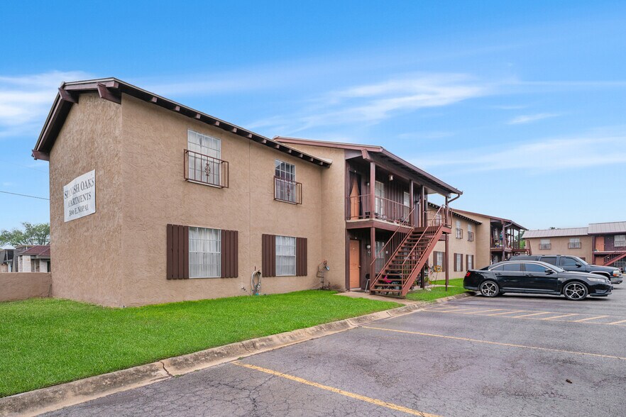 More Photos Of 500 E Nopal St, Uvalde Apartments For Sale