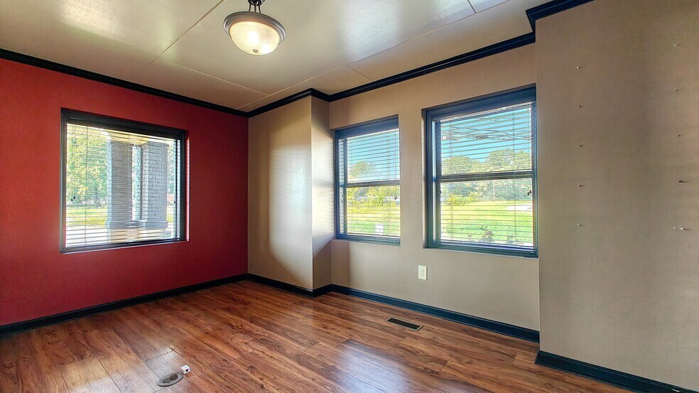 More Photos Of 512 Stonewall St N, McKenzie Office For Sale