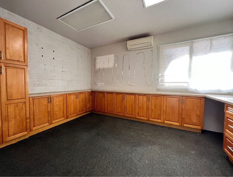 More Photos Of 1302 N School St, Honolulu Service For Lease