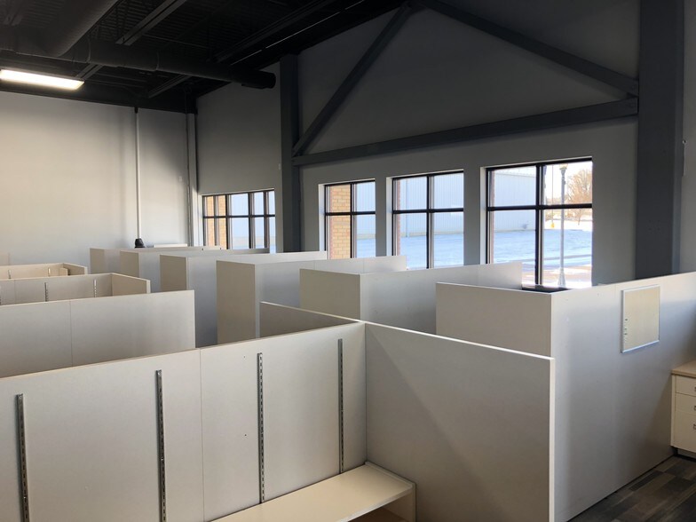 More Photos Of 104 Northridge St, Marshfield Storefront For Lease