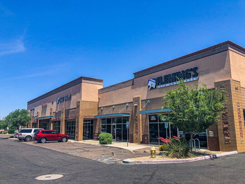 More Photos Of 925 N McQueen Rd, Gilbert Showroom For Lease