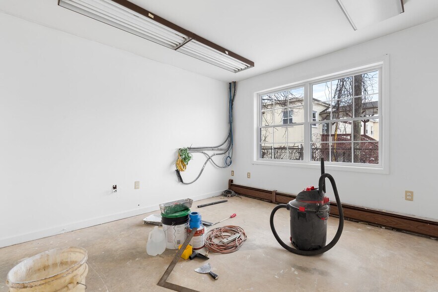 More Photos Of 76 Maple St, Manchester Office For Sale