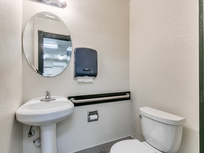 More Photos Of 2124 S Shadowlake, Oklahoma City Medical For Lease