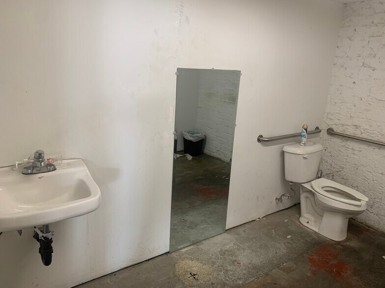 More Photos Of 2001 Belgrave Ave, Huntington Park Manufacturing For Lease