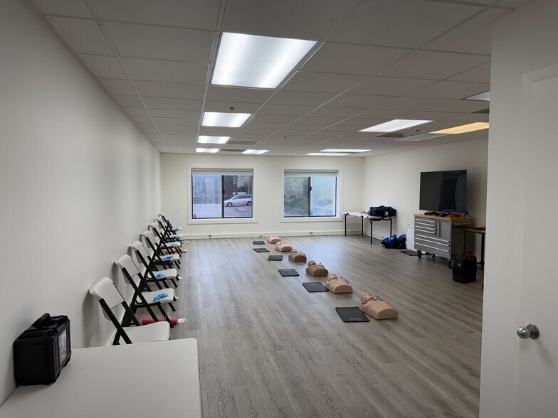 More Photos Of 1901 Raymond Dr, Northbrook Medical For Lease