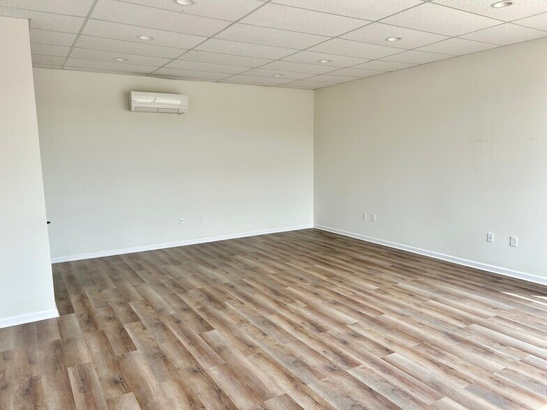 More Photos Of 4160 S Oakwood Ave, Geneseo Office For Sale