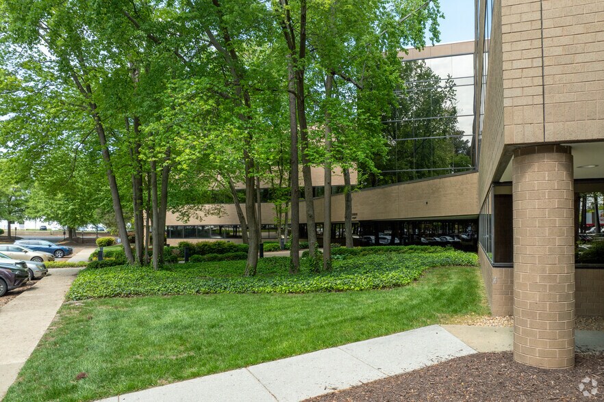 More Photos Of 10800 Midlothian Tpke, North Chesterfield Office For Lease