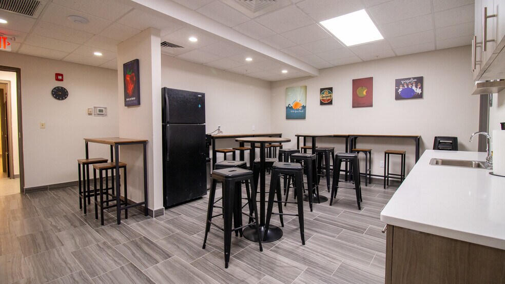 More Photos Of 3707 W Cherry St, Tampa Office For Sale