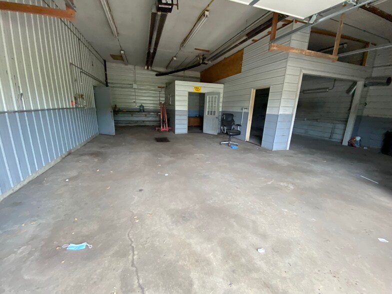 More Photos Of 3401 W Oakland Ave, Austin Truck Stop For Sale