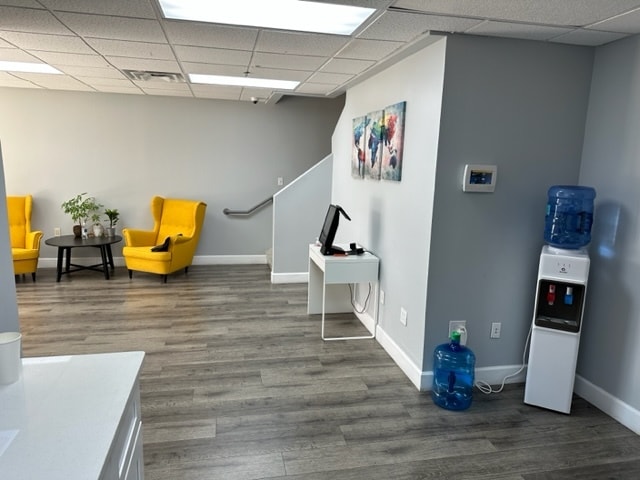 More Photos Of 7575 Kingspointe Pky, Orlando Showroom For Lease