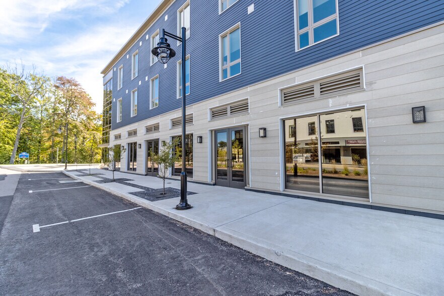 More Photos Of 11 Edgewater Cir, East Hampton Office For Lease