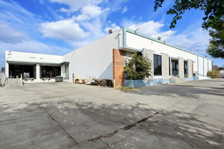 Primary Photo Of 5717 E Ferguson Dr, Commerce Manufacturing For Lease