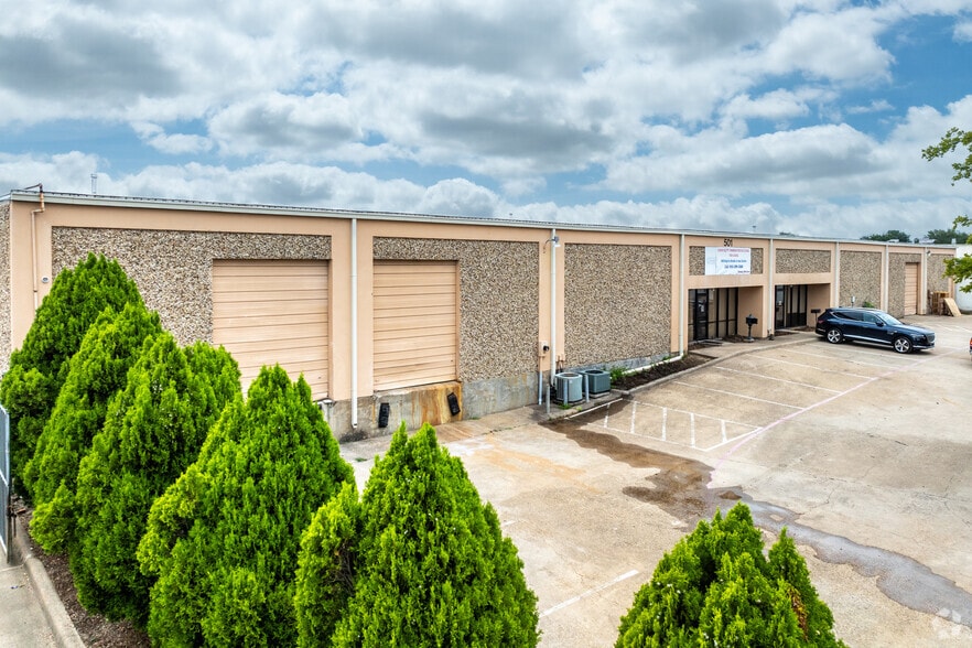 More Photos Of 501 Industrial Dr, Richardson Warehouse For Lease