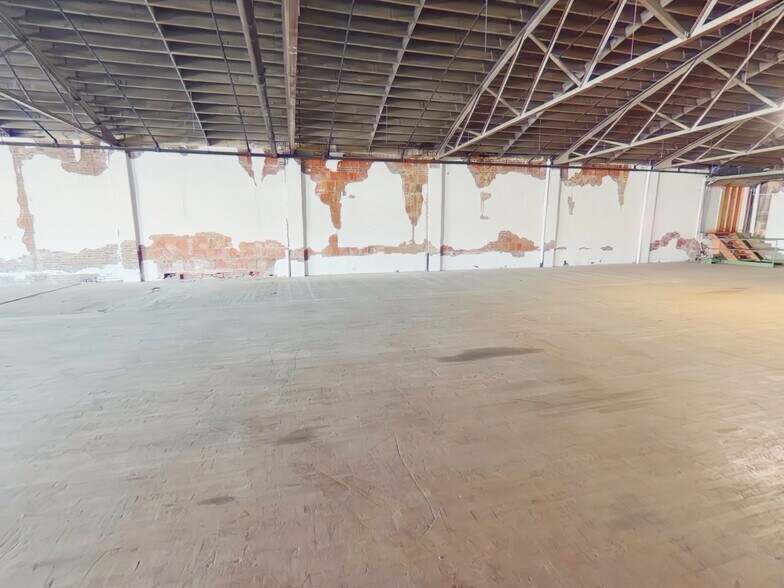 More Photos Of 106 E Market St, Lebanon Warehouse For Sale