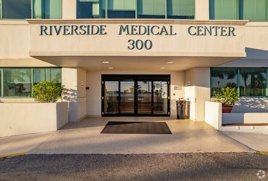 More Photos Of 300 Riverside Dr E, Bradenton Medical For Lease