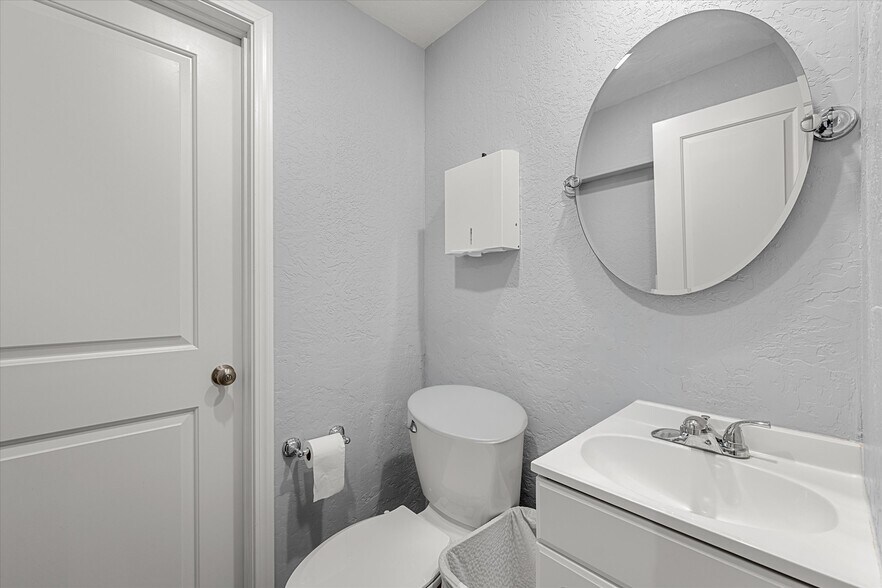 More Photos Of 1375 13th St SE, Salem Office For Sale