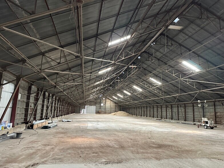 More Photos Of 220 W Oak St, El Reno Warehouse For Lease