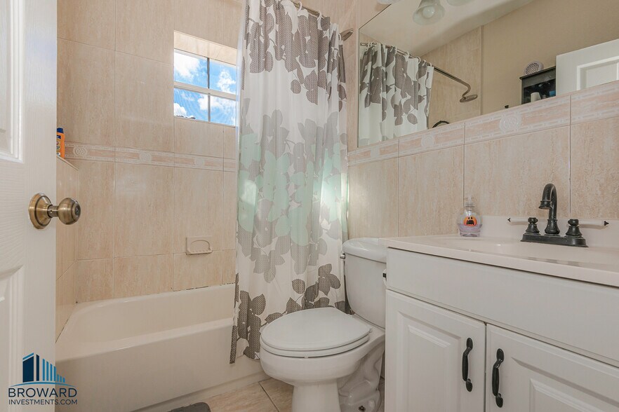 More Photos Of 330 SW 20th St, Fort Lauderdale Multifamily For Sale