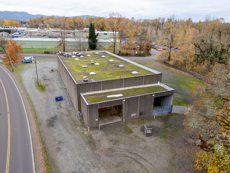 More Photos Of 1555-1557 SE Crystal Lake Dr, Corvallis Warehouse For Lease
