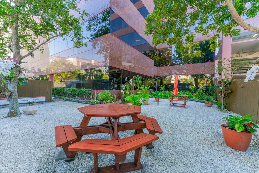 More Photos Of 2033 Main St, Sarasota Office For Lease