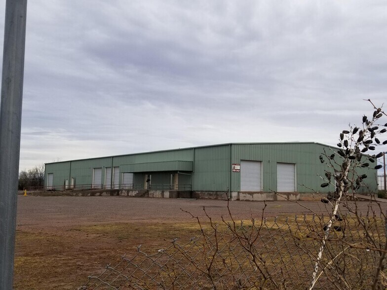 More Photos Of 100 E 9th St, Douglas Warehouse For Lease