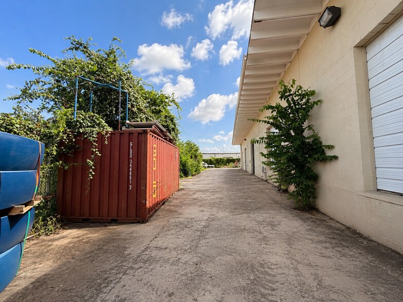 More Photos Of 3814 Woodbury Dr, Austin Warehouse For Lease