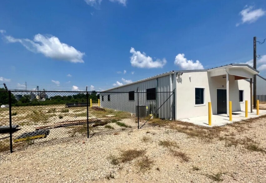 More Photos Of 301 Gundy Ln, Enterprise Warehouse For Lease