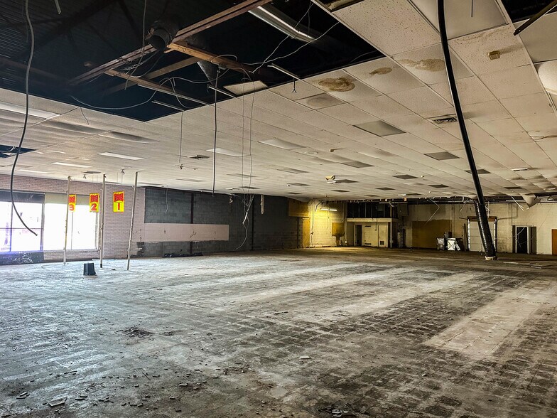 More Photos Of 6975 Livernois Rd, Troy Storefront For Lease