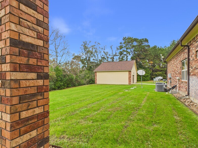 More Photos Of 16751 TX-75 Hwy, Willis Office For Sale