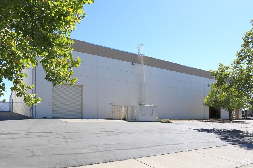 More Photos Of 900 Business Park Dr, Dixon Warehouse For Lease