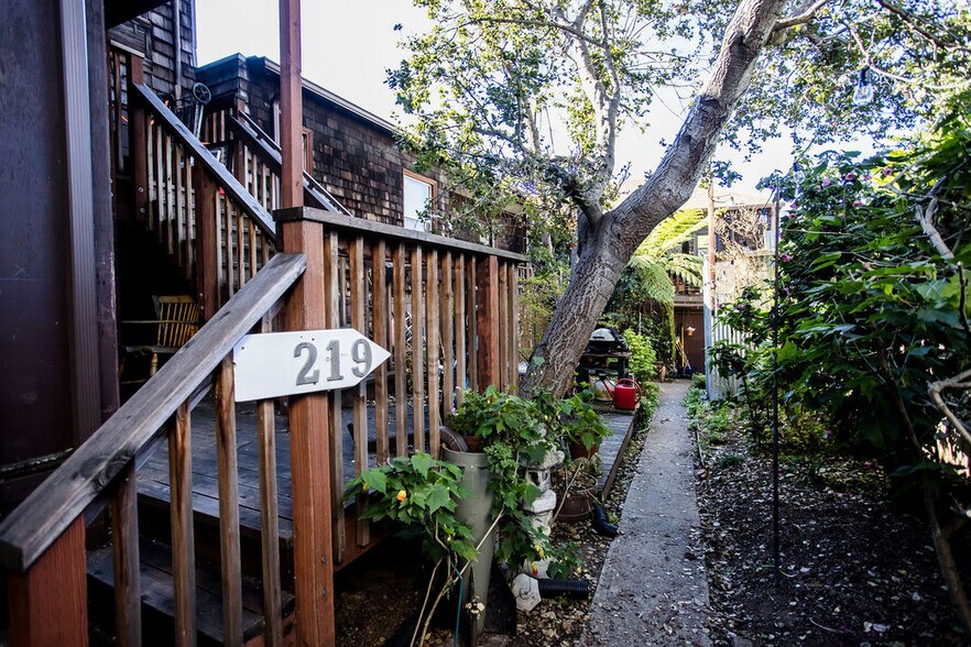 More Photos Of 219 John St, Oakland Apartments For Sale