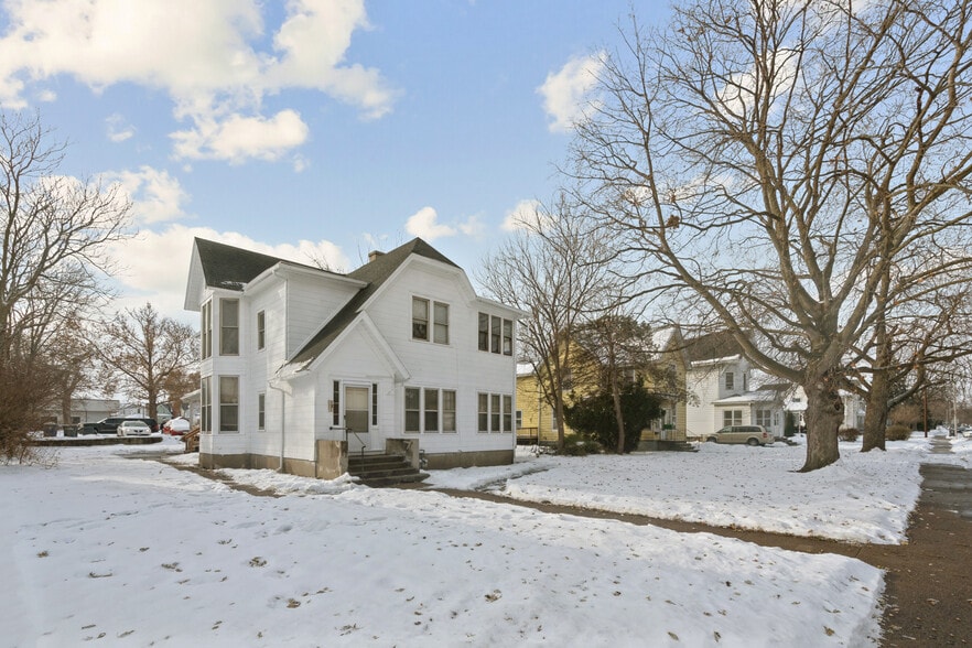 More Photos Of 431 6th Ave S, Clinton Apartments For Sale