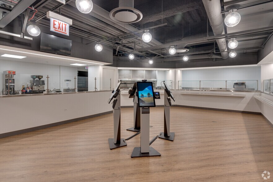 More Photos Of 2021 Spring Rd, Oak Brook Office For Lease