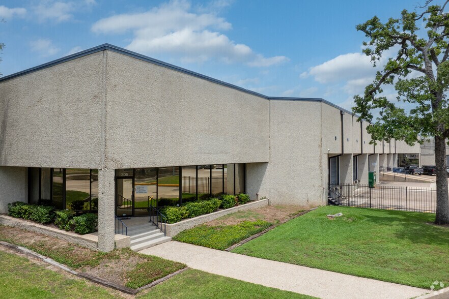 Primary Photo Of 301-307 Garden Oaks Blvd, Houston Warehouse For Lease