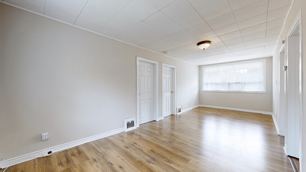 More Photos Of 509 Lakeshore Rd W, Oakville General Retail For Sale