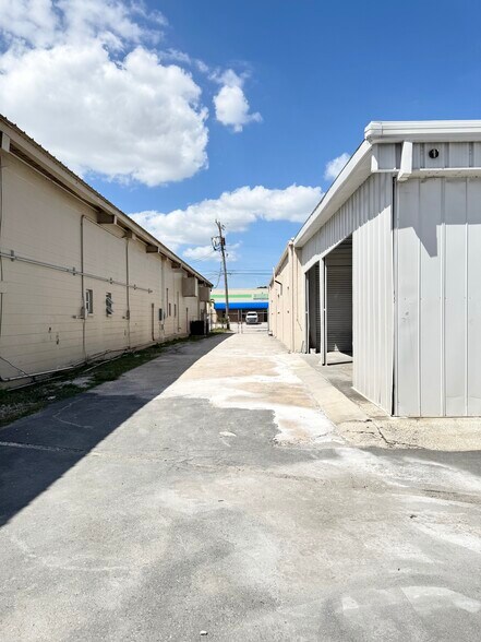 More Photos Of 3160 N 46th Ave, Saint Petersburg Warehouse For Sale