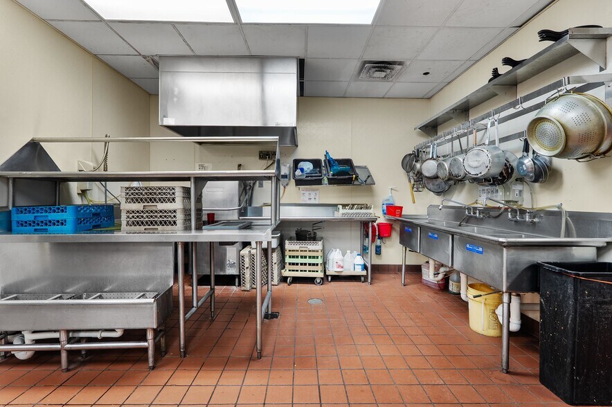 More Photos Of 850 Kepler Dr, Green Bay Restaurant For Sale