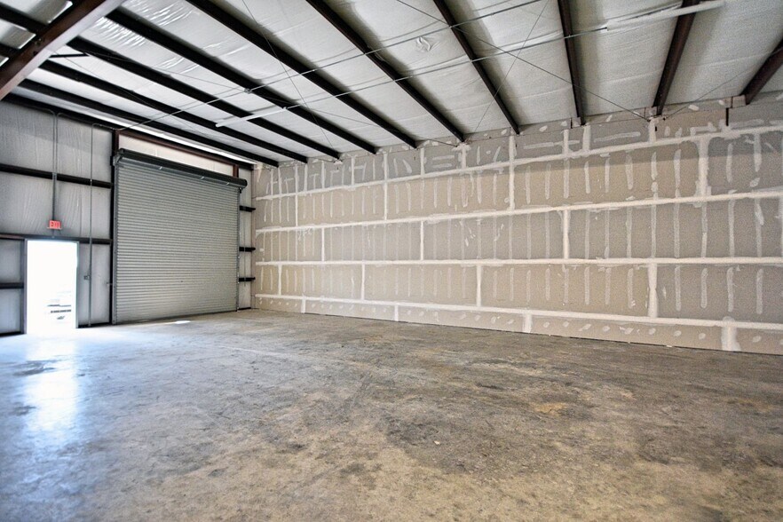 More Photos Of 120 E Zipp Rd, New Braunfels General Retail For Sale