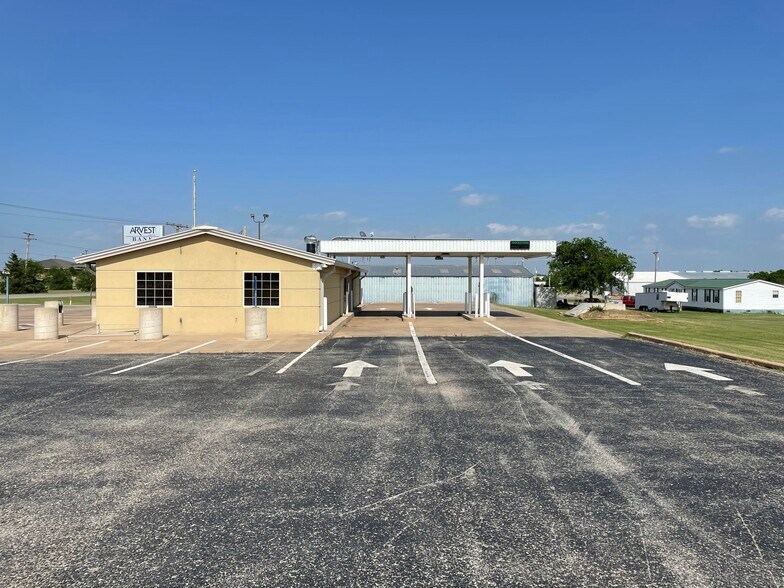 More Photos Of 924 Missouri, Walters Bank For Sale