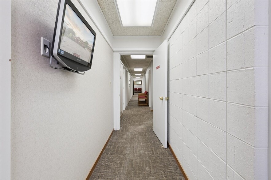 More Photos Of 1003 Mulholland St, Bay City Office For Sale