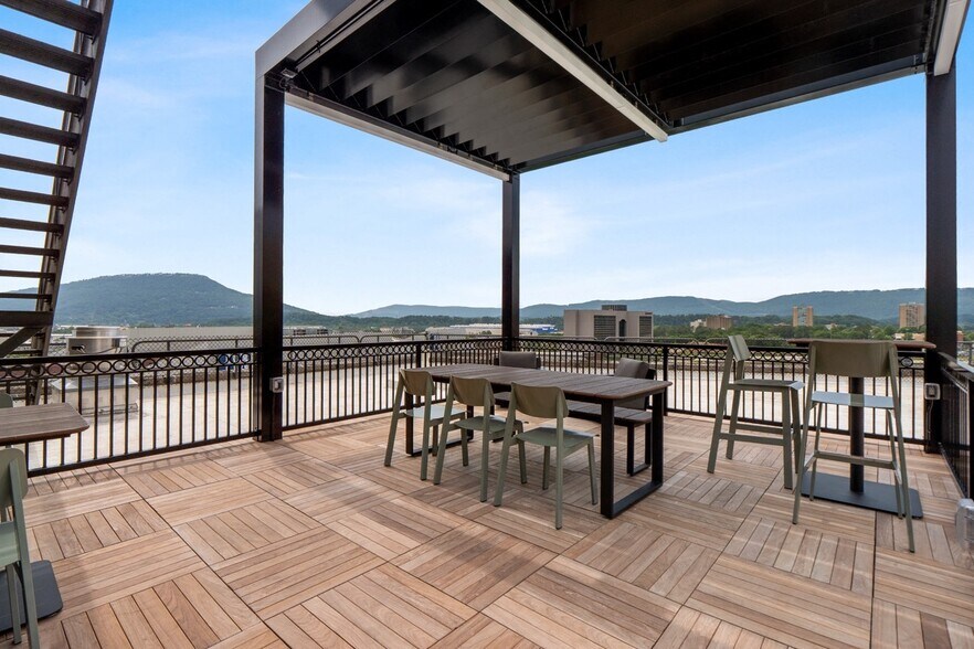 More Photos Of 1100 Market St, Chattanooga Office For Sale