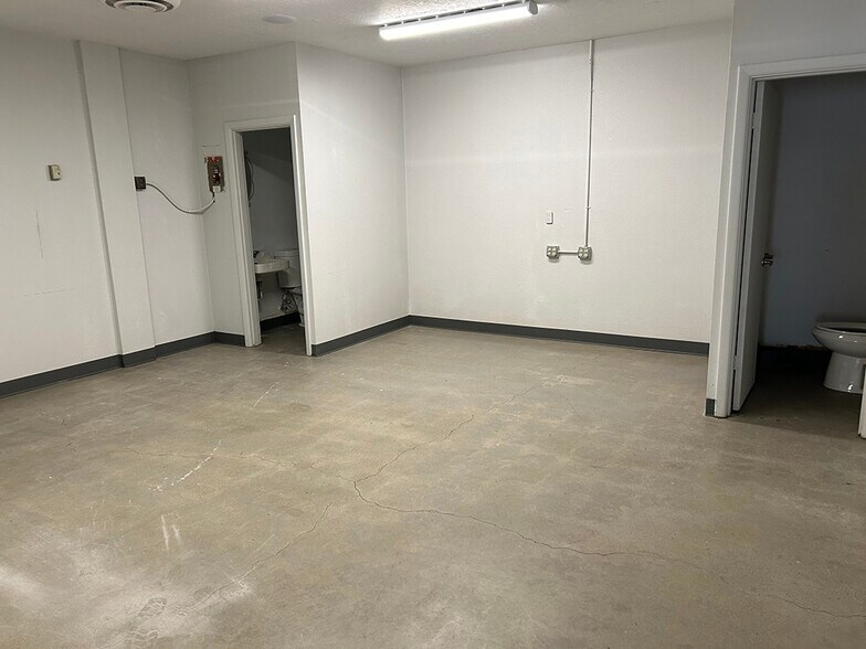 More Photos Of 1210 SE 7th Ave, Portland Storefront For Lease