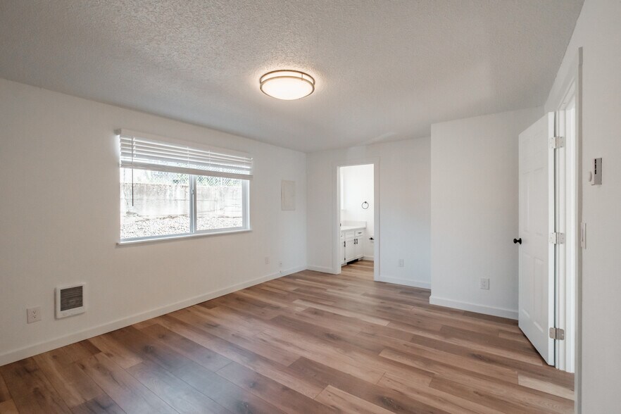 More Photos Of 175 NE Fern Ct, Dallas Apartments For Sale