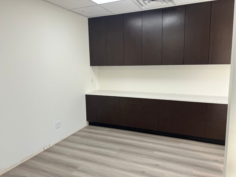 More Photos Of 5925 W Wigwam Ave, Las Vegas Warehouse For Sale